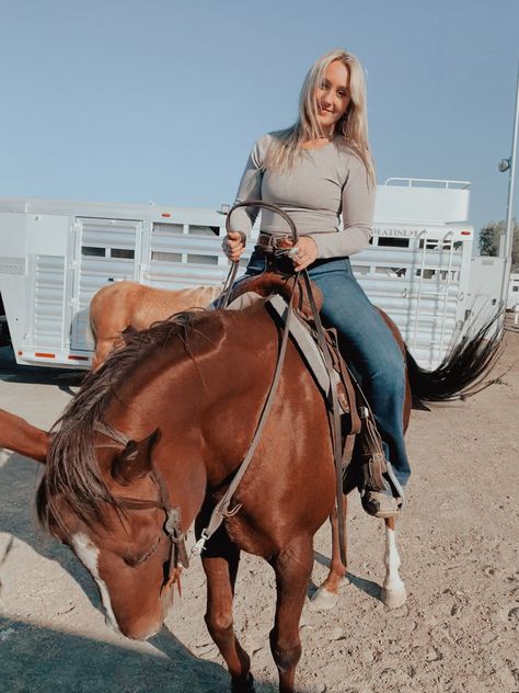 Horseback Riding Outfit Western, Western Riding Clothes, Horse Senior Pictures, Foto Cowgirl, Pictures With Horses, Horseback Riding Outfits, Cowgirl Pictures, Pink Cactus, Cute Horse Pictures