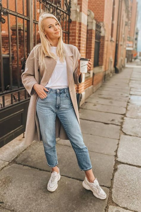 6 Best And Popular Mom Jeans Styles – IdeasDonuts Blue Mum Jeans Outfits, Mom Jeans Outfit 2023, Mom Jeans Sneakers Outfit, Cropped Mom Jeans Outfit, Slim Mom Jeans Outfit, Light Mom Jeans Outfit, How To Style Mom Jeans Winter, Light Wash Mom Jeans Outfit, Mom Jeans And Sneakers Outfit