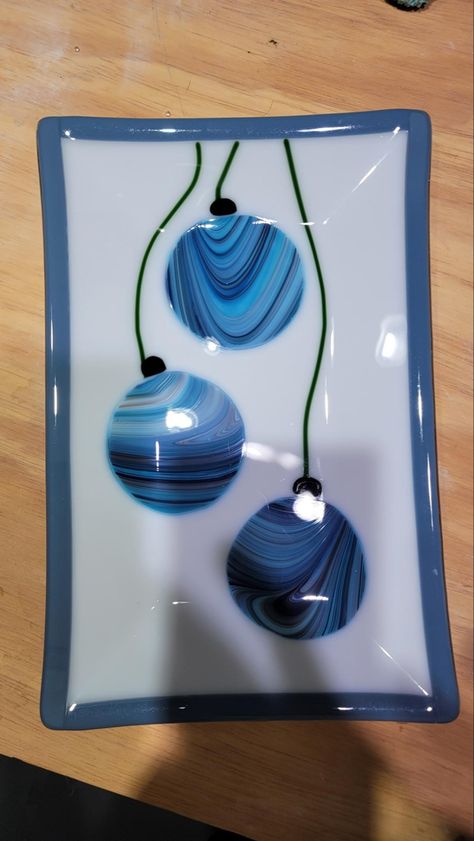 Christmas Glass Fusion Ideas, Infused Glass Art, Fused Glass Art Ideas Inspiration, Fused Glass Bowls Ideas, Fused Glass Christmas Ideas, Christmas Fused Glass Ideas, Glasfusing Ideas, Fused Plates, Glass Frit Painting