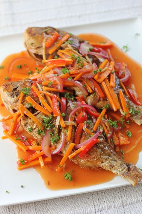 Escabeche - sweet and sour Filipino version of western cuisine. My dad make this every single day when his off to work and sometimes in week end. Fish Recipe Filipino, Fish Escabeche, Escabeche Recipe, Savoury Bites, Korean Recipe, Pinoy Foods, Filipino Dish, Cibo Asiatico, Filipino Foods