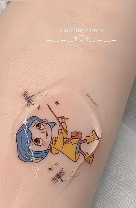 Tattoo Tim Burton, Coraline Tattoo, Tim Burton Tattoo, Cartoon Character Tattoos, Chicano Drawings, Arrow Tattoo, Jewelry Tattoo, Cartoon Tattoos, Hip Tattoo