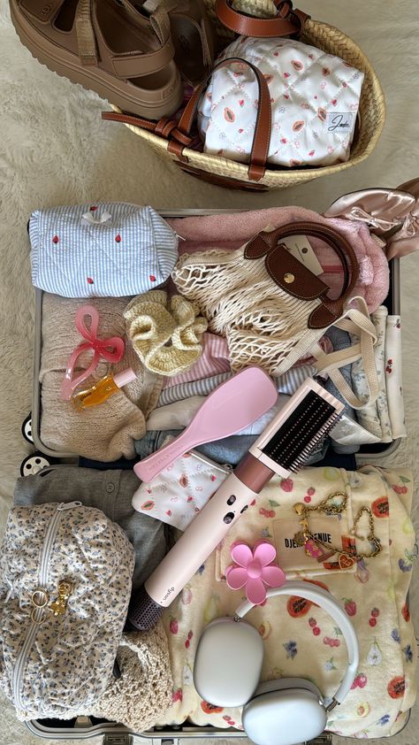 Instagram Packing Summer Vacation, Aesthetic Pack With Me, Travel Packing Aesthetic, Pack For Trip, Packing For Trip, Packing For Holiday, Packing Aesthetic, Packing For Vacation, Summer Vacation Packing