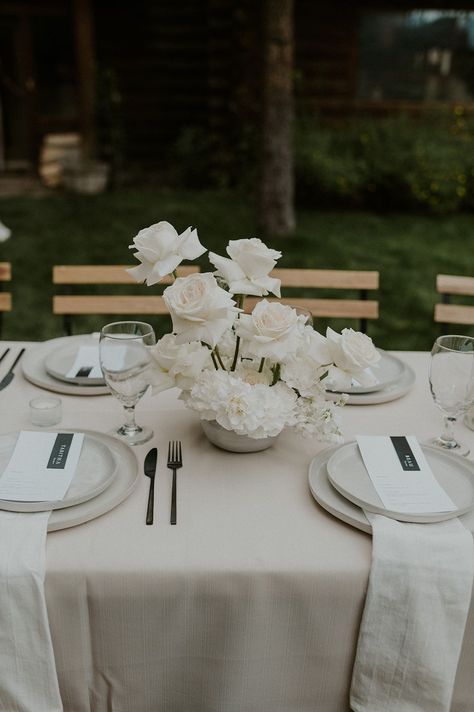 Monochromatic Wedding Tablescape, Modern Wedding Table Arrangements, White Tablecloths Wedding, White Tablecloth Tablescape, Minimalist White Centerpiece, White On White Table Setting Wedding, Photos On Tables At Wedding, Monochromatic White Wedding, Wedding Tables Minimalist