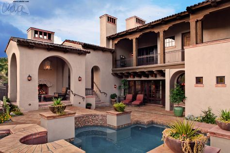 Southwestern Exterior House, Desert Houses Exterior, Arizona House Exterior Spanish Style, Desert House Architecture, Dessert Home Exterior, Desert Mediterranean Home, Desert Style Home Exterior, Desert Mansion Exterior, Houses In The Desert