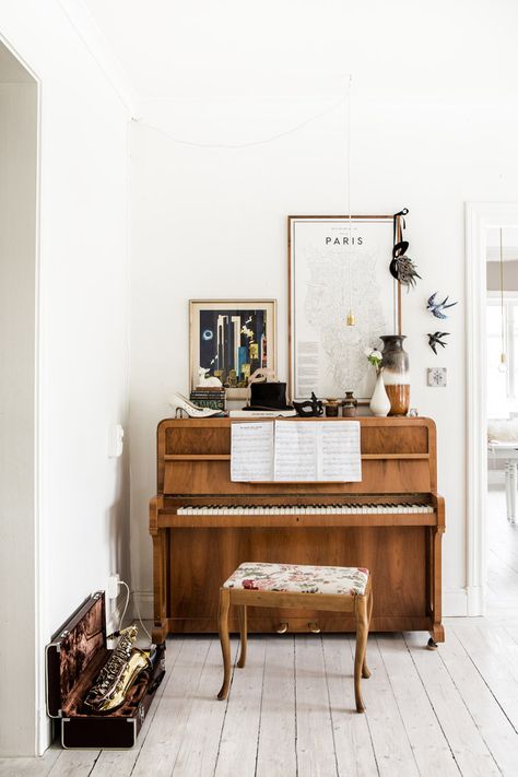 Scandinavian Styling in a Swedish Homestead (via Bloglovin.com ) Piano Space, Piano Rooms, Piano Styling, Koti Diy, Piano Decor, Vintage Piano, Piano Room, Planter Stand, Snake Plant