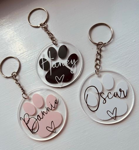 A gorgeous way to keep your best friend with you - a completely personalised acrylic keyring, including your pets name and a paw print, both in the colour of your choice! A lovely little handmade accessory for a handbag, walking bag, keys, or backpack and perfect as a little treat for you or a friend!  The acrylic disc is 2 inches (5cm) in diameter, and decoration is applied by hand using permanent vinyl. Please note, this is not sealed with epoxy or resin.  Vinyl colours: Things to consider: - Christmas Keyrings Cricut, Acrylic Engraved Keychain, Acrylic Keyring Ideas, Diy Acrylic Keychain Ideas, Epoxy Gift Ideas, Vinyl Keychain Ideas, Acrylic Keychains Diy Cricut, Cricut Acrylic Projects, Cricut Keychain Ideas