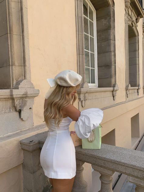 Beige Beret Outfit, Beret Aesthetic Outfit, Beret Outfit Summer, Baret Hat Outfit, Beret Aesthetic, Princess Dress Aesthetic, Beret With Bow, Mina Marlena, Beret Hair