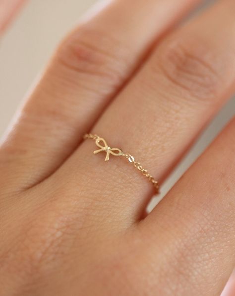 Bow Ring Design, Bow Ring Gold, Gold Chain Ring, Pretty Jewelry Necklaces, Preppy Jewelry, Dainty Gold Rings, 2024 Christmas, Luxe Jewelry, Gold Rings Fashion