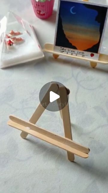 Craft Stick Easel, Making An Easel Diy, Diy Photo Easel, Diy Paint Easel Tabletop, Popsicle Stick Easel, Diy Small Easel, Diy Art Easels, Diy Easel Tabletop, Easel Stand Diy