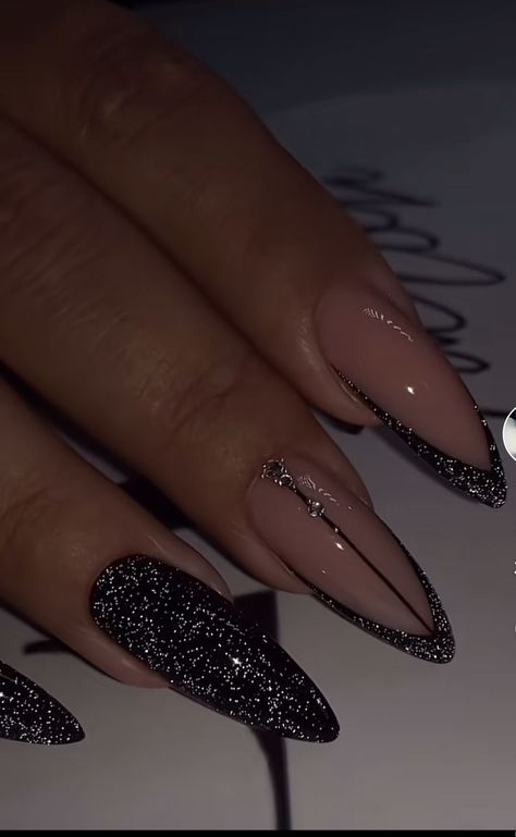 Rocker Nails, Band Nails, Art Deco Nails, Halloween Acrylic Nails, Nails Design With Rhinestones, Studded Nails, December 8, Silver Nails, Prom Nails