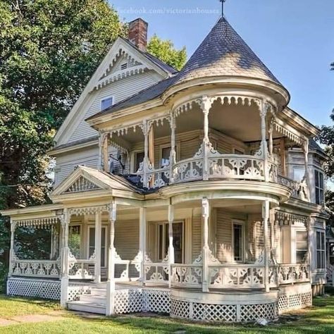 Old Victorian Homes, Victorian Style Homes, Dream Life House, Victorian Mansions, Painted Ladies, Victorian Houses, Beautiful Houses, Victorian Architecture, Fantasy House