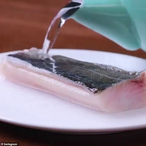 Hacks to peel anything from oranges to fish scales How To Remove Salmon Skin, How To Take Skin Off Salmon, Removing Skin From Salmon, How To Remove Skin From Salmon, Remove Salmon Skin, Cooking Charts, Cook Skins, Food Prepping, Baking Techniques