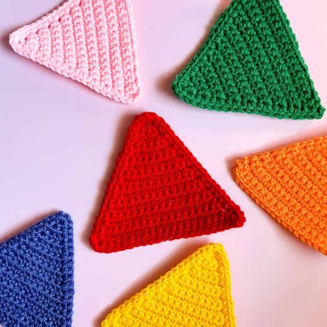 How to Crochet a Triangle - thecaffeinatedsnail.com Crochet Triangle Pillow, Crochet Triangle Bunting, Crocheting A Triangle, Crochet Triangle Diagram, Crochet Triangle Ears, Triangle Motif Crochet, Crochet Triangles Free Pattern, Crochet Small Triangle, Crochet Triangle Free Pattern