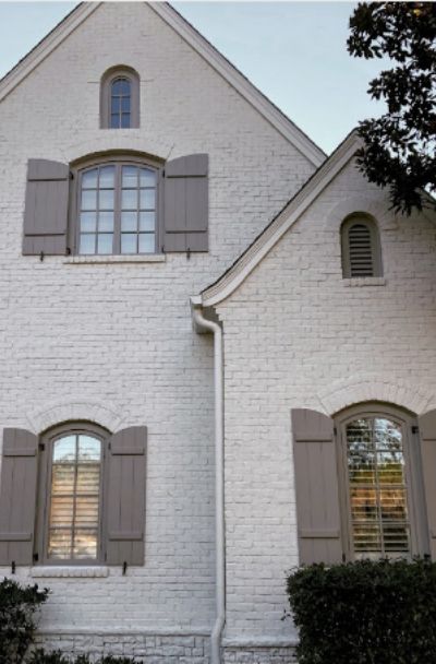 Using white painted brick on our house, and 7 other stunning white brick painted homes and the paint colors they used. White brick never goes out of style! White Brick House, White Painted Brick, Brick House Designs, Painted Brick Exteriors, Chrissy Marie, White Exterior Houses, Painted Brick House, Exterior House Colors Combinations, House Paint Color Combination