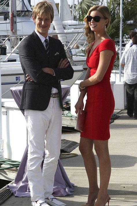 Emily Thorne (Emily Vancamp) and Nolan Ross (Gabriel Mann) - Revenge Emily Vancamp Revenge, Revenge Emily Thorne Outfits, Hamptons Wardrobe, Emily Thorne Outfits, Revenge Emily Thorne, Emily Revenge, Rich Daughter, Revenge Outfits, Revenge Tv Show