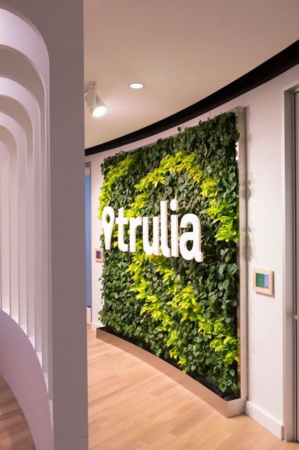 Trulia's living wall greets you upon entering. #refinery29 http://www.refinery29.com/trulia-office-tour#slide-1 Tech Office Design, Tech Startup Office, Startup Office Design, Tech Office, Startup Office, Office Wall Design, Outfit Office, Office Design Ideas, Green Office