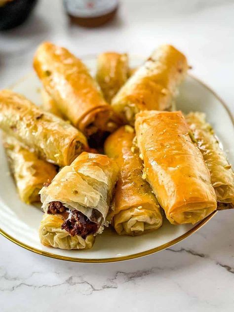 Chocolate Hazelnut Baklava Rolls Christmas Baklava, Phyllo Rolls, Baklava Rolls, Chocolate Baklava, Phyllo Dough Recipes, Pastry Dishes, Cooking Decorating, Baklava Recipe, Nutella Desserts