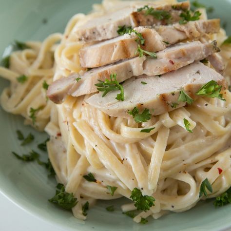 Guilt-Free Fettuccine Alfredo With Chicken: Do you love chicken alfredo as much as we do, but are sometimes worried about all of the cream and fat that goes into that luxurious sauce? Carbonara Authentic, Popular Pasta Recipes, Authentic Pasta, Classic Chili Recipe, Egg Sauce, Ree Drummond Recipes, Easiest Recipes, Pastas Recipes, Pasta Recipes Alfredo