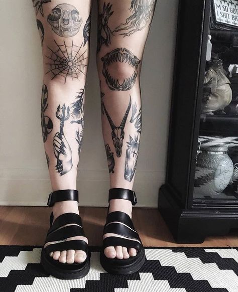 Small Earthy Tattoos, Knee Tattoos, Earthy Tattoos, Tattoos Geometric, Tattoos Women, Knee Tattoo, Tattoos Designs, Tattoo Flash Art, Dream Tattoos