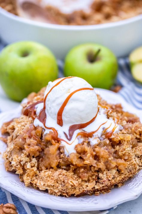 Apple Crumble is a harmonious balance of sweetness and tartness in one easy recipe! Made with a few ingredients, this recipe is done in less than one hour! #apples #applerecipes #applecrumble #thanksgiving #sweetandsavorymeals Best Apple Crumble Recipe, Fruit Crumble Recipe, Easy Apple Crumble, Apple Crumble Pie, Apple Crumble Recipe, Fruit Crumble, Apple Dessert Recipes, Clam Recipes, Crumble Recipe