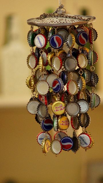 I'm gonna do this!  what a great idea for bottle caps. i was going to use them for tiles on an outdoor table top but this is cute too! Carillons Diy, Beer Bottle Caps, Diy Wind Chimes, Beer Caps, Bottle Cap Crafts, Pola Gelang, Diy Bricolage, Diy Outdoor Decor, Seni Origami