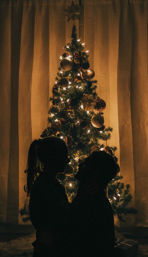 Christmas Couple Mirror Pictures, Christmas Lovers Couples, Christmas Photos Ideas For Couples, Couple Picture In Front Of Christmas Tree, Couple In Front Of Christmas Tree, Christmas Decorating Photoshoot, Christmas With Girlfriend, Christmas Couple Traditions, Christmas Photo Ideas Couple