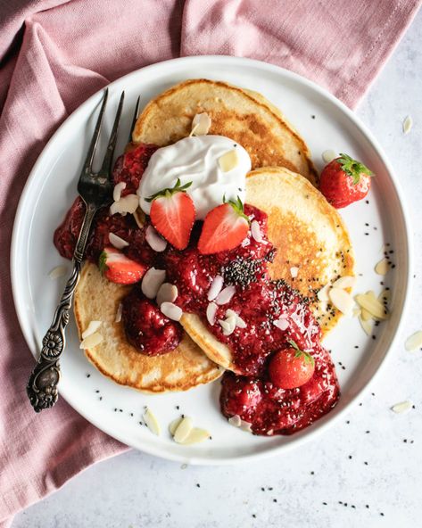 Food Photography Pancakes, Pancake Plating Ideas, Summer Pancakes, Greek Pancakes, Breakfast With Pancakes, Pancakes Photography, Cafe Pancakes, Brunch Photography, Yoghurt Pancakes