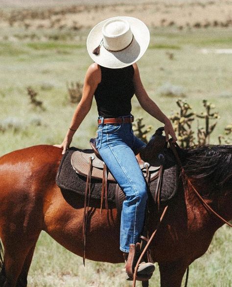 Summer Ranch Outfits, Ranching Outfits, Mountain Cowgirl Outfits, Farm Day Outfit, Montana Summer Outfits, Classy Western Outfits, Ranch Outfits For Women, Ranch Photoshoot, Western Chic Outfits