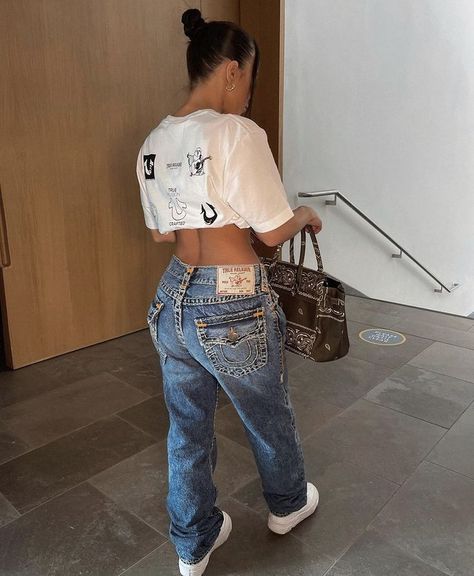 Wife Beater Outfit Woman, True Religion Jeans Outfit, 00s Mode, Mode Zara, Effortless Outfit, Chill Vibes, Modieuze Outfits, Streetwear Fashion Women, Cute Swag Outfits