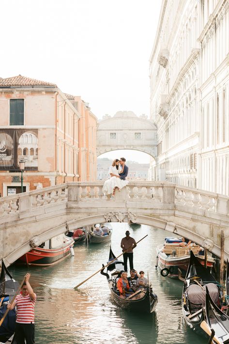 Venice Couple Photography, Venice Honeymoon, Venice Elopement, Venice Pictures, Venice Couple, Venice Photoshoot, Venice Aesthetic, Boat Photoshoot, Venice Bridge