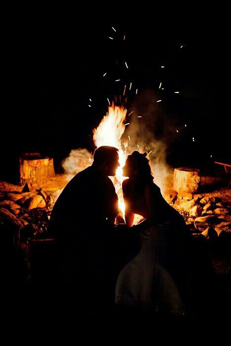 Cute picture at the bonfire #Bonfire #Country #CuteCouple #Kiss Breathing Fire, Charlottesville Wedding, Beach Night, Photo Vintage, Foto Inspiration, A Fire, Two People, Campfire, Wedding Pictures