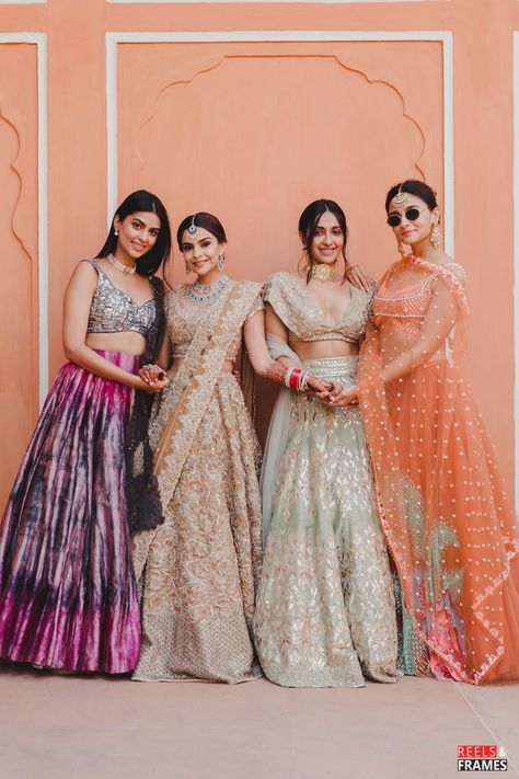 Wedding Photography Poses Family, Bridesmaid Poses, Bridesmaid Photoshoot, Sister Poses, Bride Photography Poses, Wedding Photoshoot Poses, Indian Wedding Photography Poses, Bride Sister, Best Friend Wedding