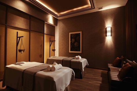 This Chiang Mai-born high-end spa offers various luxurious therapies, including Thai massages, and Ayurvedic and hydrotherapy treatments. Try the 120-minute Ayu Reflexology Room Ideas, Spa Ceiling Design, Ayurvedic Clinic Interior Design, Thai Massage Room, Spa Ceiling, Thai Interior Design, Massage Decor, Spa Photoshoot, Spa Room Design