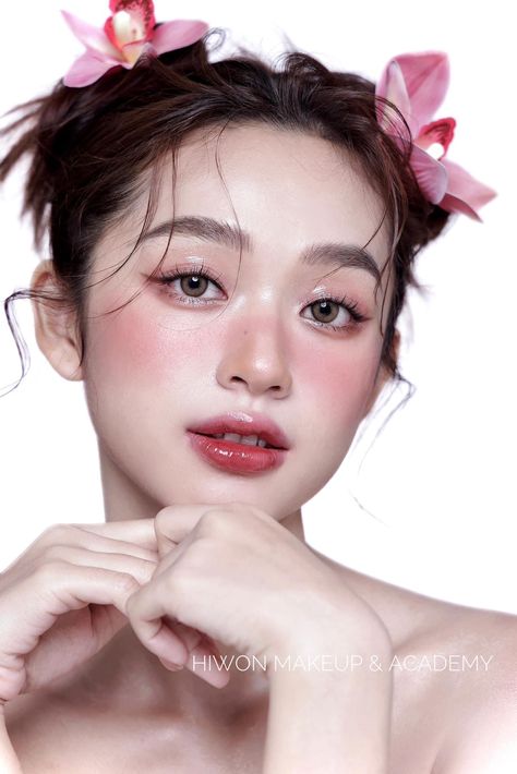 Layout Makeup, Makeup Layout, Glittery Eye Makeup, Japan Makeup, Asian Makeup Looks, Beauty Makeup Photography, Lip Makeup Tutorial, Pose Fotografi, Asian Eye Makeup