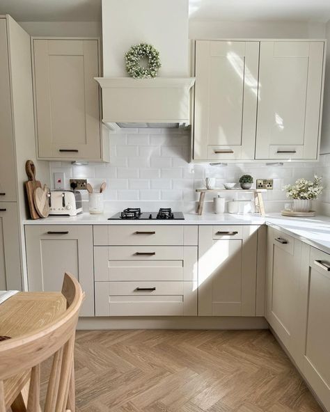 Small Cream Kitchen, Kitchen With White Countertops, White Kitchen Countertops, Country Cottage Kitchen, Decorating 101, Cream Kitchen, Kitchen Redesign, Beige Kitchen, White Countertops