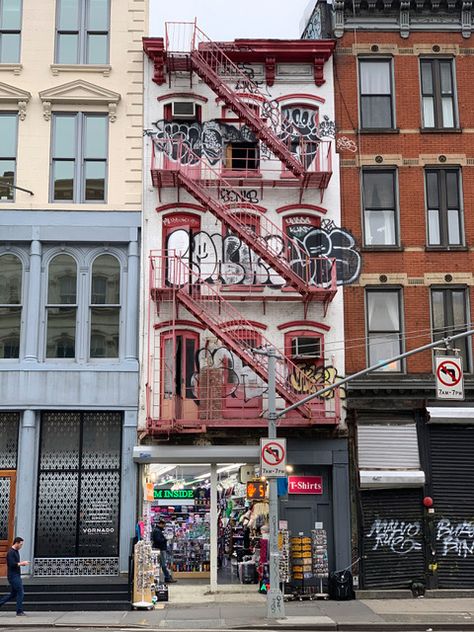 Nyc Street Art Aesthetic, New York Graffiti Aesthetic, Graffiti On Buildings, Nyc Graffiti Art, Graffiti Building, Graffiti Architecture, Ny Graffiti, City Graffiti, New York Street Art