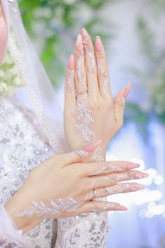 White Wedding Henna, Henna Nail Art, White Henna Tattoo, Glitter Henna, White Henna Designs, Wedding Henna Designs, Inai Pengantin, Wedding Planning List, Tato Jari