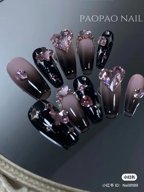 Black And Pink Jelly Nails, Black And Nails Pink, Pink And Black Nails With Charms, Gal Nails Ideas, Xiaohongshu Nails Black, Black And Pink Nails Designs, Pink Gothic Nails, Black Nails With Pink Design, Pink And Black Acrylic Nails Designs