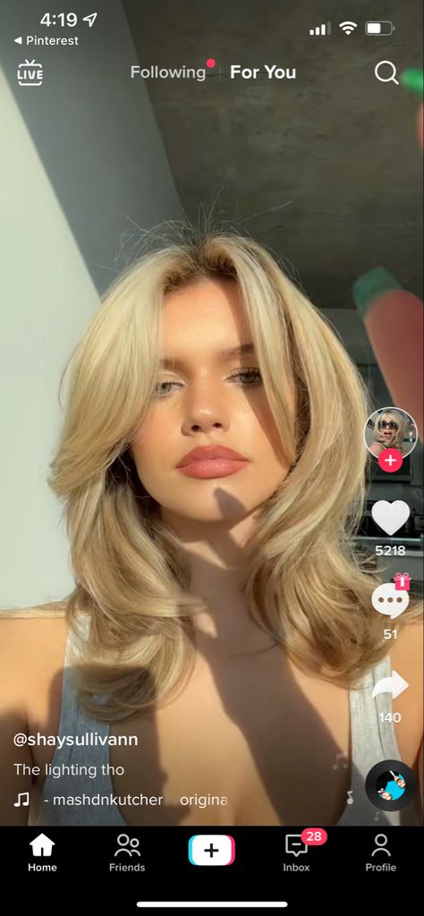 Layered Hair 2023 Medium, Trendy Hairstyles Curtain Bangs, Hair Styles Layers Short, Medium Rachel Haircut, Trending Haircuts Layers, Rachel Inspired Hair, Shoulder Length Glam Hair Styles, Layers And Volume Hair, Haircut Inspo Blonde