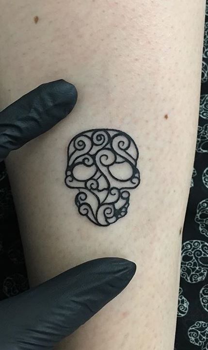 Day Of The Dead Flash Tattoo, Black And White Sugar Skull Tattoo, Happy Skull Tattoo, Dia De Los Muertos Tattoo Ideas Small, Skull Finger Tattoo For Women, Simple Sugar Skull Tattoo, Cute Skull Tattoos Small, Small Skull Tattoo Ideas, Mexican Tattoo Ideas For Women