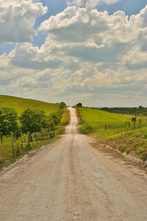 Take me home, country road (no location given) by Foto Aday Puffy Clouds, Dirt Roads, Beautiful Roads, Fotografi Vintage, Country Roads Take Me Home, Green Field, Winding Road, Long Road, Dirt Road