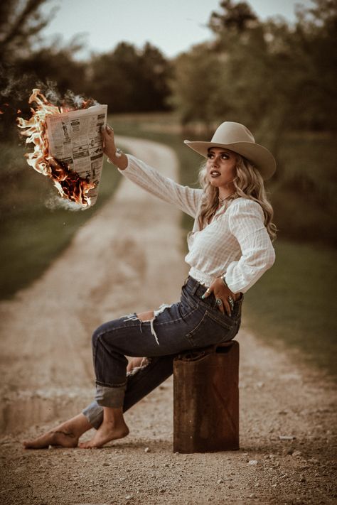 Western fashion with fire Western Sunflower Photoshoot, Cowgirl Birthday Pictures Photo Ideas, Western Outfit Ideas For Senior Pictures, Fire Senior Pictures, Country Singer Photoshoot Ideas, Boho Country Photoshoot, Out Of The Box Senior Picture Ideas, Extra Photoshoot Ideas, Womens Senior Pictures