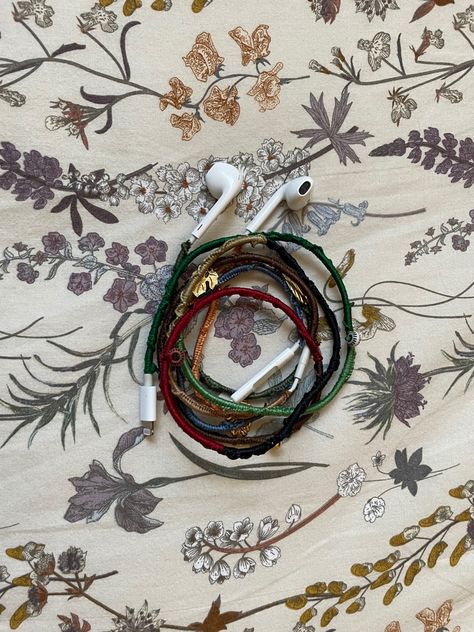 Wrapped Headphones Diy, Wrapped Wired Headphones, Wrapped Earbuds Aesthetic, Whismgothic Tattoo, Yarn Headphones, Wired Headphones Decorate, How To Wrap Headphones, Wrapping Headphones, Wrap Headphones