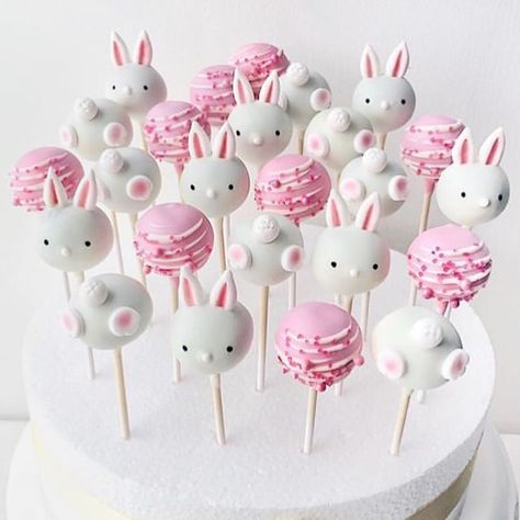 Cake Bunny Birthday, Cake Pops Bouquet, Cake Pops Bunny, Cakecicles Bunny, Bunny But Cakes, Cake Pops Designs, Easy Bunny Cake Decoration, Easter Bunny Desserts, Easy Cake Pops