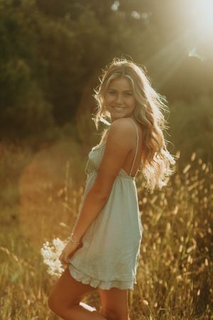 Boho Picture Ideas Photography, Senior Picture Ideas September, Senior Picture Poses In A Field, Senior Picture Flower Bouquet, Senior Pictures By The Water, Sunset Photoshoot Ideas Fields, Woodsy Senior Photos, Cowboy Hat Senior Pictures, Desert Senior Pictures