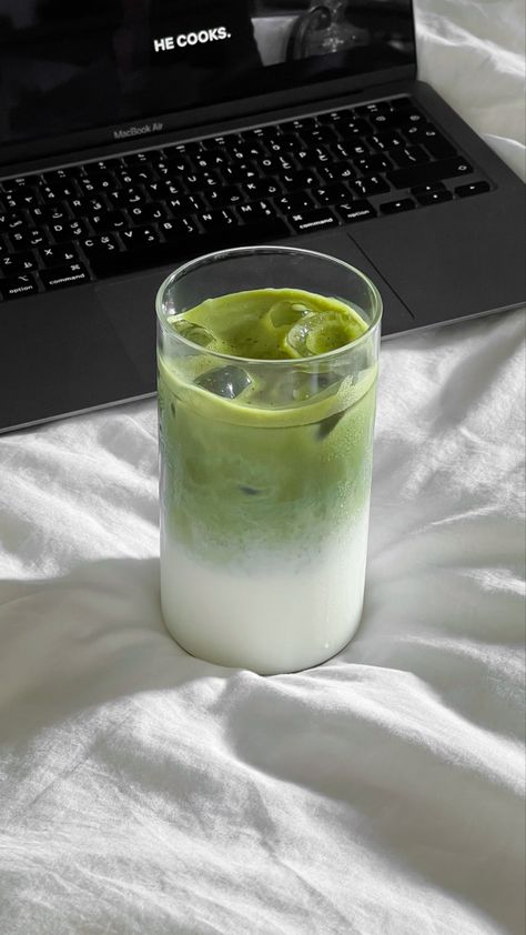 Matcha Photography, Matcha Astethic, Aesthetic Green Drink, Matcha Latte Aesthetic, Matcha Green Tea Aesthetic, Matcha Drink Aesthetic, Greentea Drink Aesthetic, Matcha Breakfast, Aesthetic Matcha Pictures