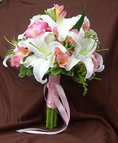 Lily bouquet - vielleicht mit kleinen roten Blüten dazwischen liebe Natalie Green Bouquet, Lily Wedding, Lily Bouquet, Easter Lily, White Bridal Bouquet, Hand Bouquet, Pink Wedding Flowers, Pink Lady, White Bouquet