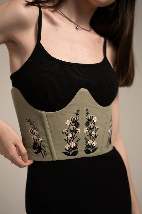 Floral Women's Linen Underbust Corset Top Embroidered Bustier Eyelet and Grommet Closure Elegant Birthday Boho Style Women's Day Gift Sale - Etsy Canada Linen Corset, Embroidered Bustier, Birthday Boho, Cotton Flower, Boho Chic Style, Estilo Boho Chic, Mode Boho, Trendy Fashion Tops, Corset Belt