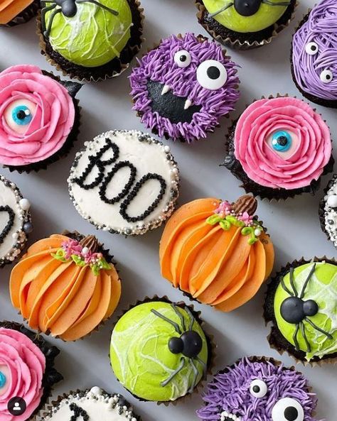 Halloween Cupcake Ideas Easy, Marshmallow Web, Homemade Royal Icing, Festa Hotel Transylvania, Halloween Cupcake Ideas, Halloween Cupcakes Decoration, Pasteles Halloween, Postres Halloween, Halloween Cake Decorating