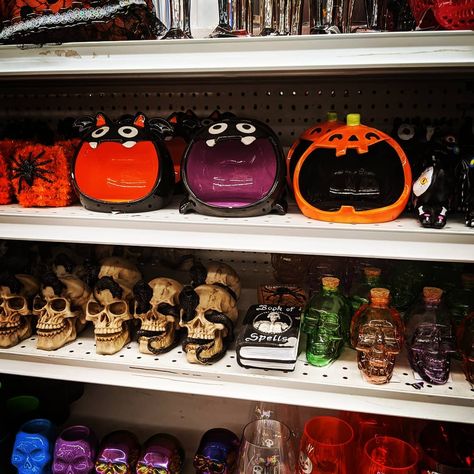 Check out these Halloween decorations from The Dollar Tree, Dollar Store, and 99 Cent Only to find a cheap and scary decoration for your home. Halloween Walmart, Scary Decorations, Halloween Disney, Halloween Stuff, Dollar General, Dollar Tree, Dollar Stores, Halloween Decorations, Halloween